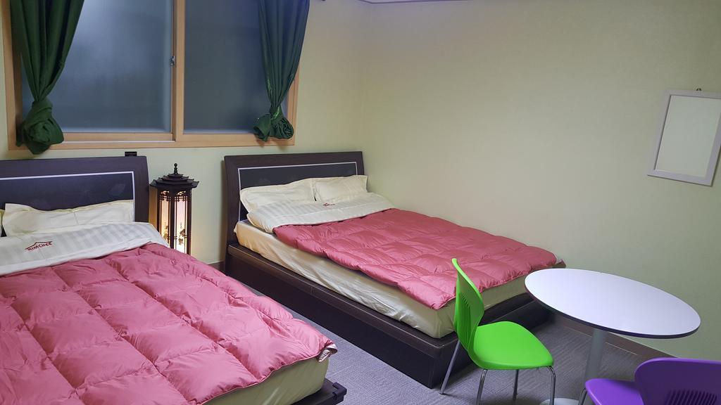Kimchee Downtown Guesthouse Seoul Rum bild