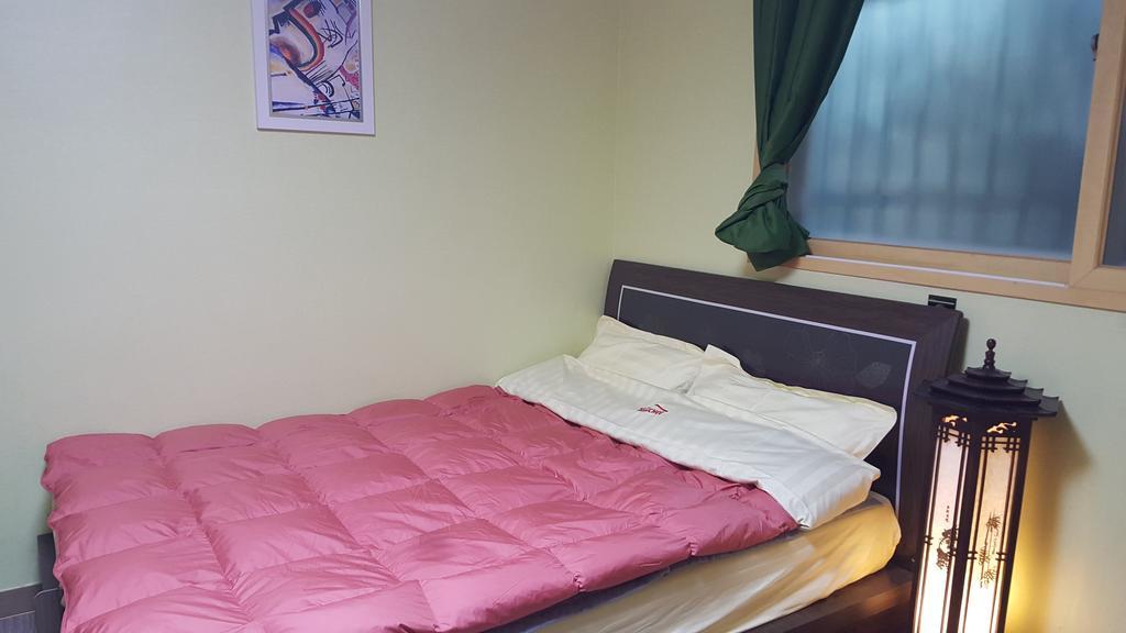 Kimchee Downtown Guesthouse Seoul Rum bild